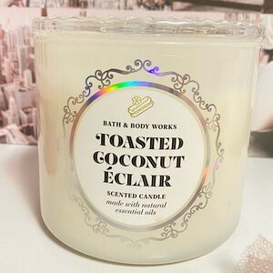 Bath & Body Works Toasted Coconut Éclair Scented 3-wick Candle